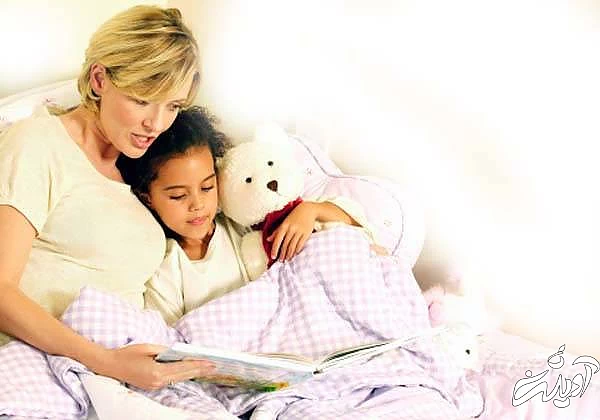 همراهی مادر با کودک در رختخواب قصه گفتن برای کودک